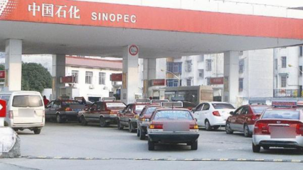 加油工疏忽,95号油加成92号,车主当即发飙要求赔车